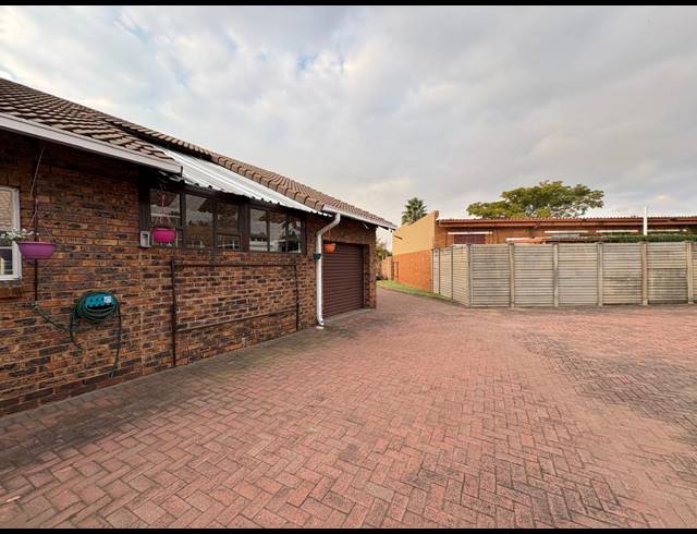 2 BEDROOM TOWNHOUSE FOR SALE IN ARCON PARK